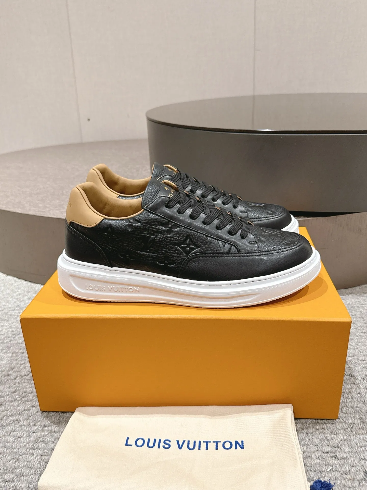 👟👟Ex-factory price 680👟👟 LV25 new style white shoes, best-selling model in the counter window, very three-dimensional and beautiful! Personalized printing, three-dimensional printed cowhide fabric...cowhide feet...original 4cm thick sole...Logo hot stamping, matching packaging, code number: 37-44 (45 customized, non-refundable)